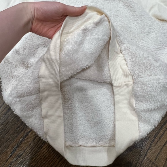 Like New Hollister Faux Sherpa Sweatshirt Crewneck Women’s Size Medium - Picture 4 of 5